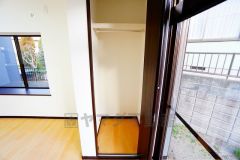 物が散らかりやすいリビングに収納スペースを確保。書類や雑貨をひとまとめにできまるため、お部屋をすっきりさせることが出来ます。