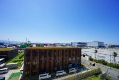 4階バルコニーからの眺望です。前面に遮るものがなく景色を一望できます。日当たりも良好。お洗濯物が良く乾きます。