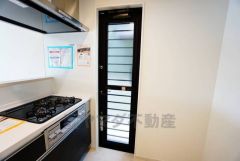 勝手口付きキキッチンにある床下収納は、居住スペースを減らさずに買い置きの調味料や非常食などを保管することがでッチン。においがこもりやすいキッチンの換気にも役立ちます。ごみの仮置きにもなり、便利です＾＾