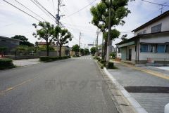 前面道路は広く、車同士がすれ違うスペースが十分にあります。落ち着いた住宅地内で快適な生活を実現してみませんか＾＾