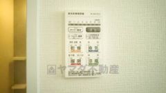 浴室暖房乾燥機付き。天候に左右されず、いつでも好きなときに洗濯物を干せるので、仕事や家事で忙しい方に重宝します。