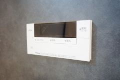 湯量・湯温の設定、そして保温までワンタッチのフルオートバス。便利な追い炊き機能付きです。