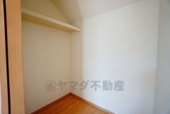 同仕様写真。収納力豊富なウォークインクローゼット。洋服や小物などを1箇所にまとめて美しい収納を実現します。スーツケースのような大型の荷物も置けます＾＾