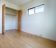 同仕様写真。リビング隣の洋室です。各部屋に収納が完備されているので、お荷物が増えても安心の設計です。