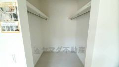 季節物の衣類もスッキリ収納できるウォークインクローゼット。クローゼット内で洋服のコーディネートから着替えまで中で出来るので、部屋が散らかりにくいです。