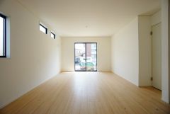 大きな掃き出し窓のあるリビングは、陽光あふれる明るい空間です。ゆったりと寛げる憩いの場となりそうです。