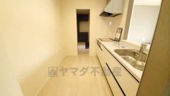 リビングにいるお子様を見守りながらお料理ができる対面キッチン。カウンタートップの汚れもサッと拭き取ることができ、お掃除ラクラク＾＾