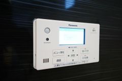 湯量・湯温の設定、そして保温までワンタッチのフルオートバス。便利な追い炊き機能付きです。