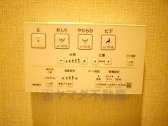 壁リモコンタイプのウォシュレット付き。