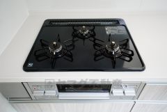 同時にたくさんの料理が調理できる3口コンロ。長時間熱を通しておきたい煮込み料理を作りながら、炒め物など同時進行で進められます。