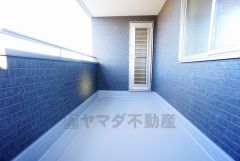 陽当たりの良いバルコニーです。お洗濯やお布団干しはもちろん、日光浴スペースにも。足元は防水工事施工済です。