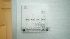 浴室暖房乾燥機付き。天候に左右されず、いつでも好きなときに洗濯物を干せるので、仕事や家事で忙しい方に重宝します。