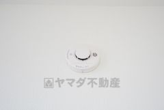 火災発生をいち早く知らせてくれる火災報知器は標準装備です。