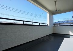 同仕様写真。南側に面したバルコニーは日当たり良好です。お洗濯物も気持ちよく干せそうです。日光浴をしたり、星を眺めたりも良いですね^^