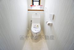 温水洗浄機付トイレです。節水機能もあるので、安心して使えますね。もちろん、1階2階の2ヶ所にトイレがあるので、忙しい朝にもゆとりができますね。