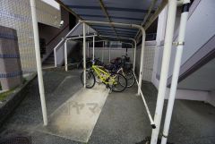 大切な自転車を守れるよう屋根付きの自転車置き場になっております。