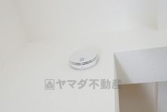 火災による煙や熱を感知して、警報音やブザー等で火災の発生を知らせてくれる火災警報器。
