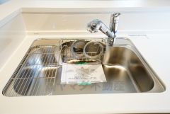 広々とした凸型シンクに洗剤ポケットを標準装備。大きなお鍋など洗いやすいです。