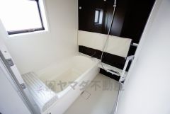 1日の疲れを癒すくつろぎのバスルーム。足を伸ばしてもゆったりと入れるサイズです。お子様と一緒にお風呂に入っても狭くないですね^^