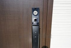 かざすだけで開閉できる、タッチキー採用の玄関。お買い物帰りで、両手がふさがってきても簡単に中に入れます＾＾