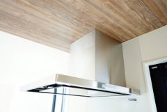お手入れが簡単なスリム型レンジフードです。調理により発生する油煙や臭いを吸い込み、屋外へ排気してくれます。