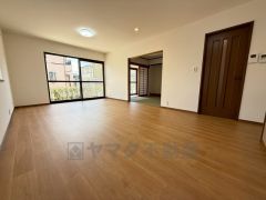 リビングは広々とした設計で、家族が集い、寛ぐ暮らしの空間を演出しています。思い思いの時間を過ごしたり、家族みんなで食事をしたり、素敵な団らんの場になりますね。