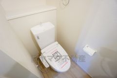 温水洗浄機付トイレです。節水機能もあるので、安心して使えますね。もちろん、1階2階の2ヶ所にトイレがあるので、忙しい朝にもゆとりができますね。