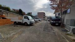 現地（2025年11月26日）撮影。住人以外の車の進入も少なく、小さなお子様を持つご家庭にも安心です。落ち着いた住宅地内で快適な生活を実現してみませんか。