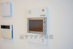 防犯性もばっちり、TVモニター付きインターフォン完備。大きなモニターで玄関先を確認できます。録画機能が付いているので不在時の訪問者も確認できて安心です^^