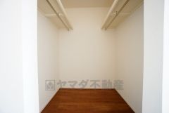 洋室にはハンガーパイプ付きのウォークインクローゼットが設けられています。たっぷり収納できるので衣替えの心配もいりませんね＾＾