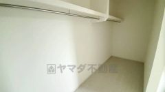 季節物の衣類もスッキリ収納できるウォークインクローゼット。クローゼット内で洋服のコーディネートから着替えまで中で出来るので、部屋が散らかりにくいです。