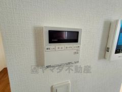 キッチン横からお湯張り、追い炊き、足し湯がボタン一つで楽々操作できる給湯機リモコンです。忙しい夕飯準備の時間帯に重宝しますね。