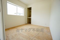 居心地も良い和室は、ワークスペースとしても有効。お仕事を頑張ってちょっと疲れたら、畳に寝転がることもできますね。
