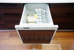 家事の時間が短縮できるフルオープンで開けやすい食器洗い乾燥機付。食事後に家族とのくつろぎタイムをしっかり取れます。
