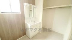 三面鏡つき洗面台。鏡裏にたっぷりとした収納スペースがあります。鏡を閉めてしまえば小物は見えないため、スッキリとした印象の洗面台にできます。