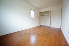 同仕様写真。暖かい日差しが差し込む洋室。たっぷり収納できるクローゼット付きでお部屋の中をすっきりと快適に保てます。