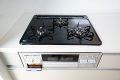 3種類の料理が同時に調理できる、3口ガスコンロ。忙しい夕食の支度時間が短縮できて効率よくお料理が楽しめます。
