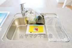 広々としたステンレスシンクには、洗剤やスポンジを収納出来るラック付き。広さも確保しているので、大きなお鍋も洗いやすいです。