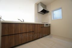 同仕様写真。対面式キッチンなのでリビングにいるご家族とコミュニケーションを取りながら洗い物や、お料理が楽しめそうですね＾＾