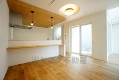 リビングは広々とした設計で、家族が集い、寛ぐ暮らしの空間を演出しています。