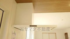 お手入れが簡単なスリム型レンジフードです。調理により発生する油煙や臭いを吸い込み、屋外へ排気してくれます。