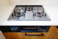 3種類の料理が同時に調理できる、3口ガスコンロ。忙しい夕食の支度時間が短縮できて効率よくお料理が楽しめます。