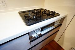 3種類の料理が同時に調理できる、3口ガスコンロ。忙しい夕食の支度時間が短縮できて効率よくお料理が楽しめます。
