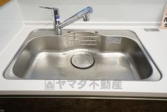 広々としたステンレスシンクには、洗剤やスポンジを収納出来るラック付き。広さも確保しているので、大きなお鍋も洗いやすいです。