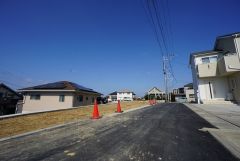 車の通り抜けができないので、小さな子供も安心して遊ばせることができます。