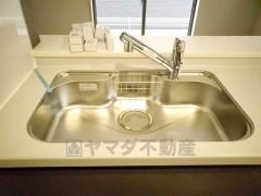 広々とした凸型シンクに洗剤ポケットを標準装備。大きなお鍋など洗いやすいです。