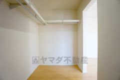 同仕様写真。洋室にはハンガーパイプ付きのウォークインクローゼットが設けられています。たっぷり収納できるので衣替えの心配もいりませんね＾＾