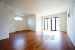 大きな窓のあるリビングは、陽光あふれる明るい空間です。居心地良く、ご家族皆がゆったり寛げる憩いの空間となりそうです。