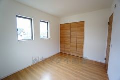 同仕様写真。暖かい日差しが差し込む洋室。たっぷり収納できるクローゼット付きでお部屋の中をすっきりと快適に保てます。