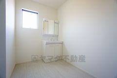 三面鏡つき洗面台。鏡裏にたっぷりとした収納スペースがあります。鏡を閉めてしまえば小物は見えないため、スッキリとした印象の洗面台にできます。